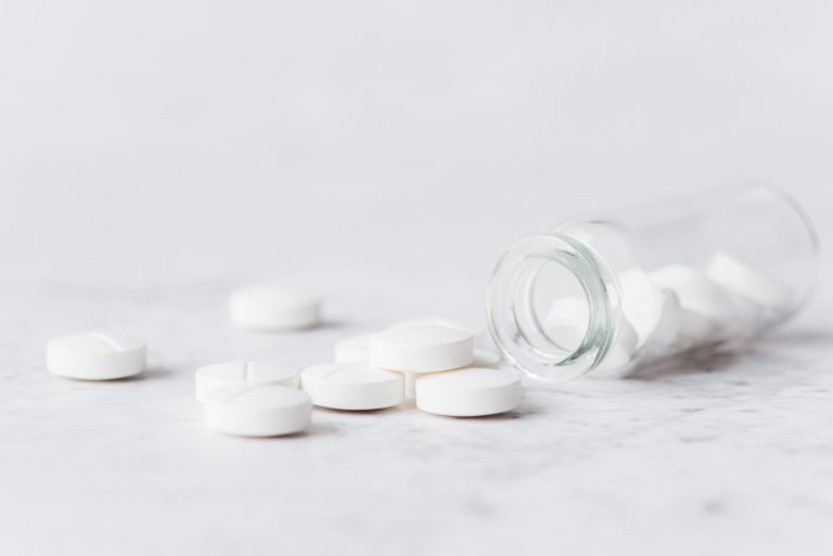 Leia mais sobre o artigo Tomar aspirina diariamente aumenta risco de hemorragia estomacal em idosos